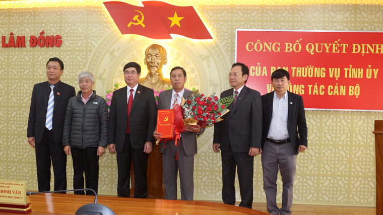 Các đại biểu tặng hoa chúc mừng và chụp hình lưu niệm với tân Phó Trưởng Ban Nội chính Tỉnh ủy. (Ảnh: Duy Danh)