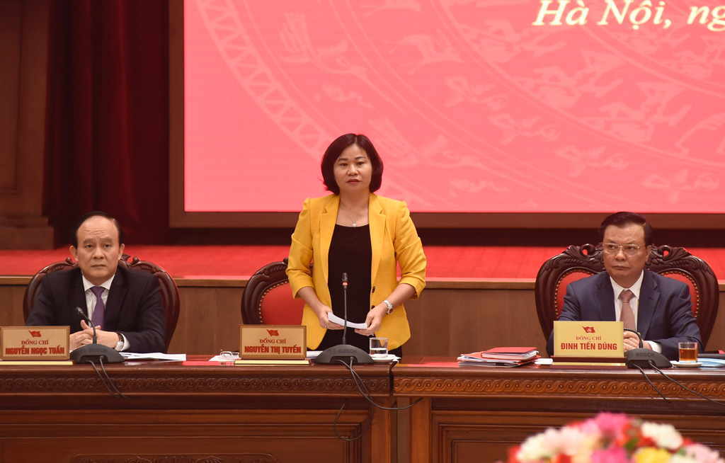 Phó Bí thư Thường trực Thành ủy Hà Nội Nguyễn Thị Tuyến tổng hợp các ý kiến thảo luận tại hội nghị. (Ảnh: AS)