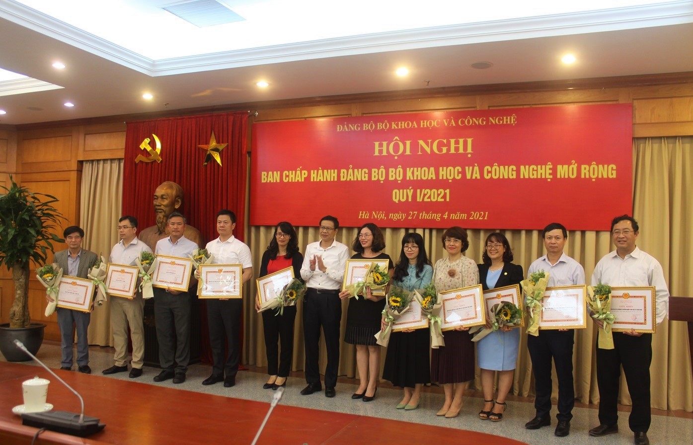 11 tổ chức cơ sở Đảng Bộ KH&CN đạt danh hiệu “Trong sạch, vững mạnh”. Ảnh: Đăng Minh