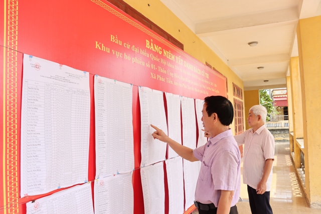 Cử tri xã Phúc Tiến, huyện Phú Xuyên tìm hiểu thông tin về các cá nhân ứng cử. (Ảnh: TN).