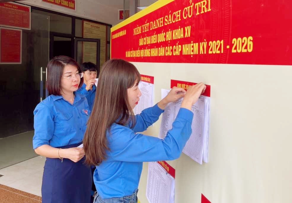 Tuổi trẻ thị xã Quảng Yên, tỉnh Quảng Ninh tham gia công tác niêm yết danh sách cử tri tại địa phương. (Ảnh: TD).