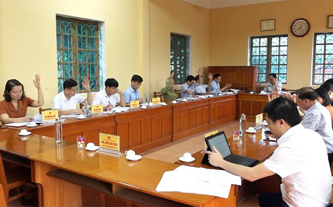 Đại tá Hà Đình Khiêm, Chính ủy Bộ CHQS tỉnh Tuyên Quang kiểm tra việc niêm yết danh sách cử tri bầu cử tại Bộ CHQS tỉnh. (Ảnh: NC).