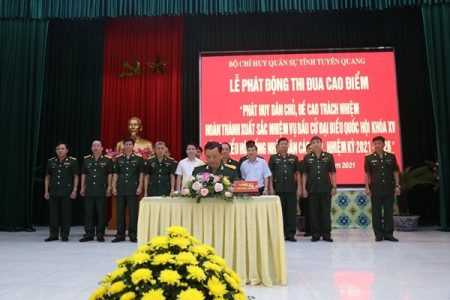 Các cơ quan, đơn vị Bộ CHQS tỉnh Tuyên Quang ký giao ước thi đua cao điểm. (Ảnh: NC).
