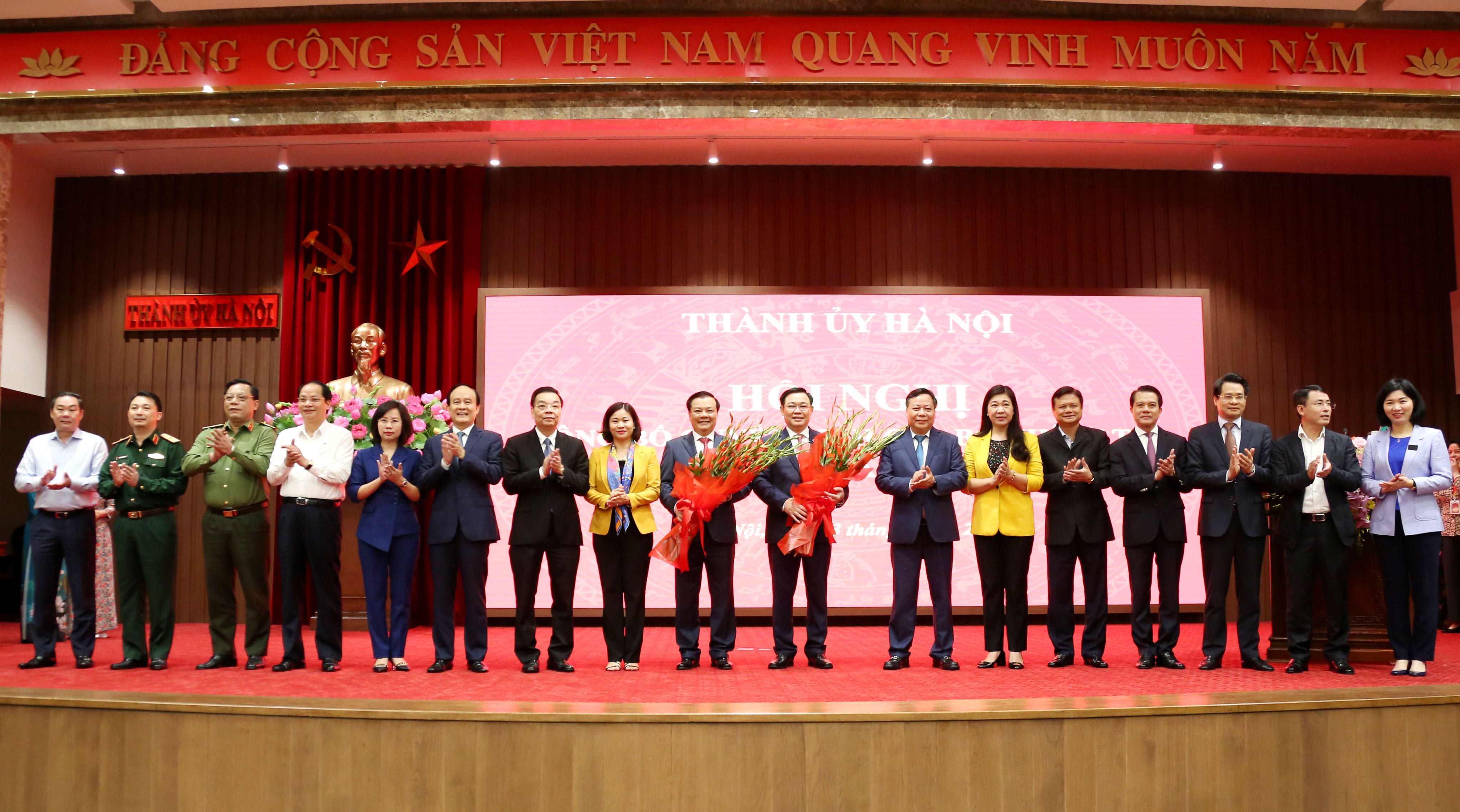 Các đồng chí Ban Thường vụ Thành ủy Hà Nội tặng hoa chúc mừng đồng chí Vương Đình Huệ và Đinh Tiến Dũng.