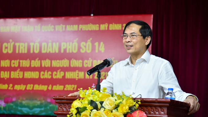 Thứ trưởng Thường trực Bộ Ngoại giao Bùi Thanh Sơn phát biểu trước các cử tri