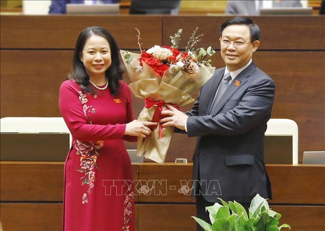 Chủ tịch Quốc hội Vương Đình Huệ tặng hoa chúc mừng Phó Chủ tịch nước Võ Thị Ánh Xuân. Ảnh: TTXVN