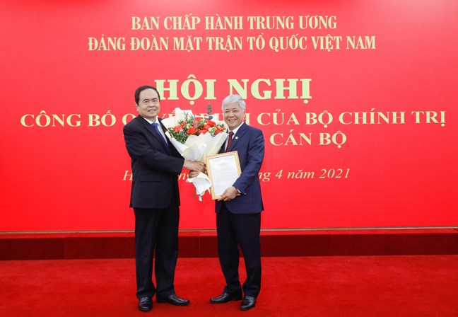 Đồng chí Trần Thanh Mẫn  trao quyết định, tặng hoa chúc mừng đồng chí Đỗ Văn Chiến