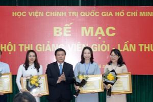 Giám đốc Học viện CTQG Hồ Chí Minh trao Bằng khen cho 04 giảng viên xuất sắc