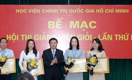 Giám đốc Học viện CTQG Hồ Chí Minh trao Bằng khen cho 04 giảng viên xuất sắc