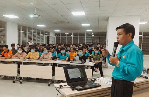 Ông Dương Đại Lộc – Phó Chủ tịch LĐLĐ tỉnh Tây Ninh triển khai tuyên truyền cuộc bầu cử tại một doanh nghiệp FDI trong Khu công nghiệp Phước Đông – Bời Lời. (Ảnh: QT)