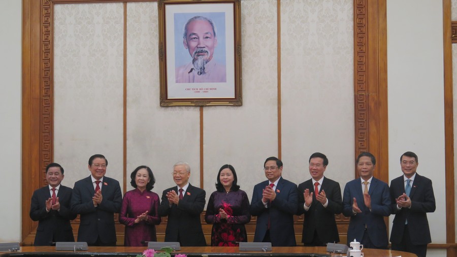 Tổng Bí thư Nguyễn Phú Trọng trao quyết định và chúc mừng đồng chí Bùi Thị Minh Hoài, Trưởng Ban Dân vận Trung ương.