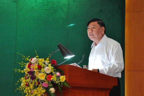 Đồng chí Trần Văn Rón, Ủy viên Trung ương Đảng, Phó Chủ nhiệm Thường trực UBKT Trung ương trình bày báo cáo tại Hội nghị.