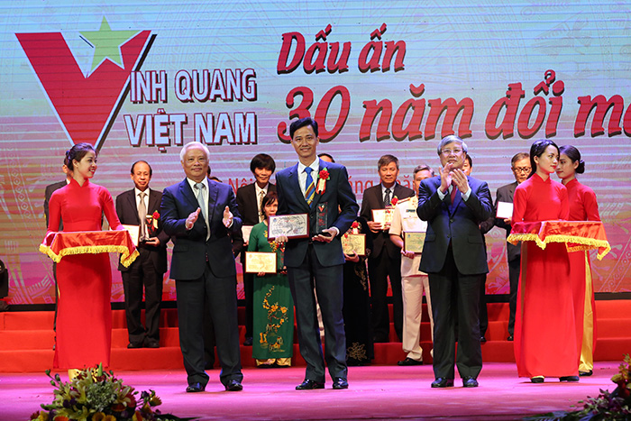 Anh Thái được vinh danh tại trong Chương trình “Vinh quang Việt Nam - Dấu ấn 30 năm đổi mới”.