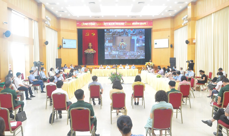 Các đại biểu ngồi giãn cách tại điểm cầu Quận ủy, HĐND, UBND quận Hoàn Kiếm.