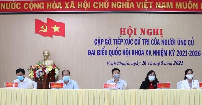 Bộ trưởng Bộ Tư pháp Lê Thành Long và  các ứng cử viên ĐBQH tại  Hội nghị . Ảnh: Minh Anh.