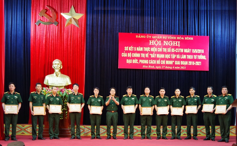 Bộ Chỉ huy Quân sự tỉnh trao tặng giấy khen cho các tập thể, cá nhân có thành tích xuất sắc trong 5 năm qua.