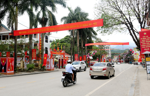 Đường phố tại Thành phố Hà Giang được trang hoàng chuẩn bị cho ngày bầu cử. Ảnh: Hoàng Ngọc