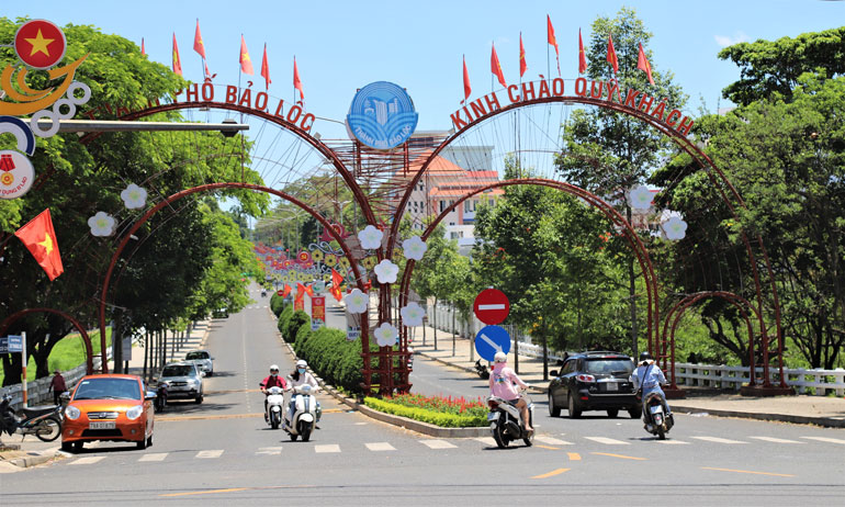 TP Bảo Lộc trang hoàng cờ hoa rực rỡ sẵn sàng cho ngày hội của toàn dân (Ảnh: Báo Lâm Đồng)