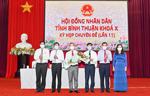 Các đồng chí lãnh đạo tỉnh tặng hoa chúc mừng tân Phó Chủ tịch UBND tỉnh Phan Văn Đăng (thứ 3 từ phải sang). (Ảnh: Báo Bình Thuận)
