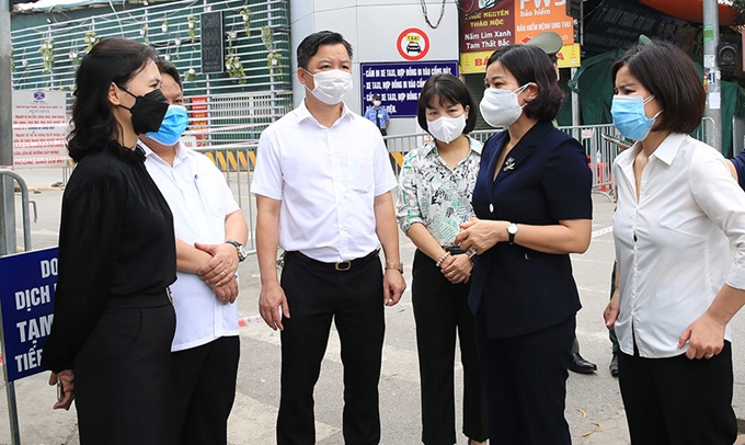Phó Bí thư Thường trực Thành ủy Hà Nội Nguyễn Thị Tuyến trao đổi với lãnh đạo Bệnh viện K - cơ sở Tân Triều về công tác phòng, chống dịch.
