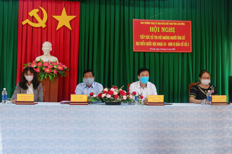 Các ứng cử viên đại biểu Quốc hội đơn vị bầu cử số 2 tiếp xúc cử tri Di Linh. (Ảnh: NDONG BRỪM)