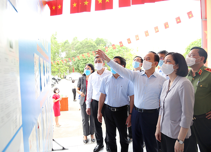 Đồng chí Nguyễn Ngọc Tuấn cùng Đoàn công tác kiểm tra tại điểm bầu cử thị trấn Quang Minh