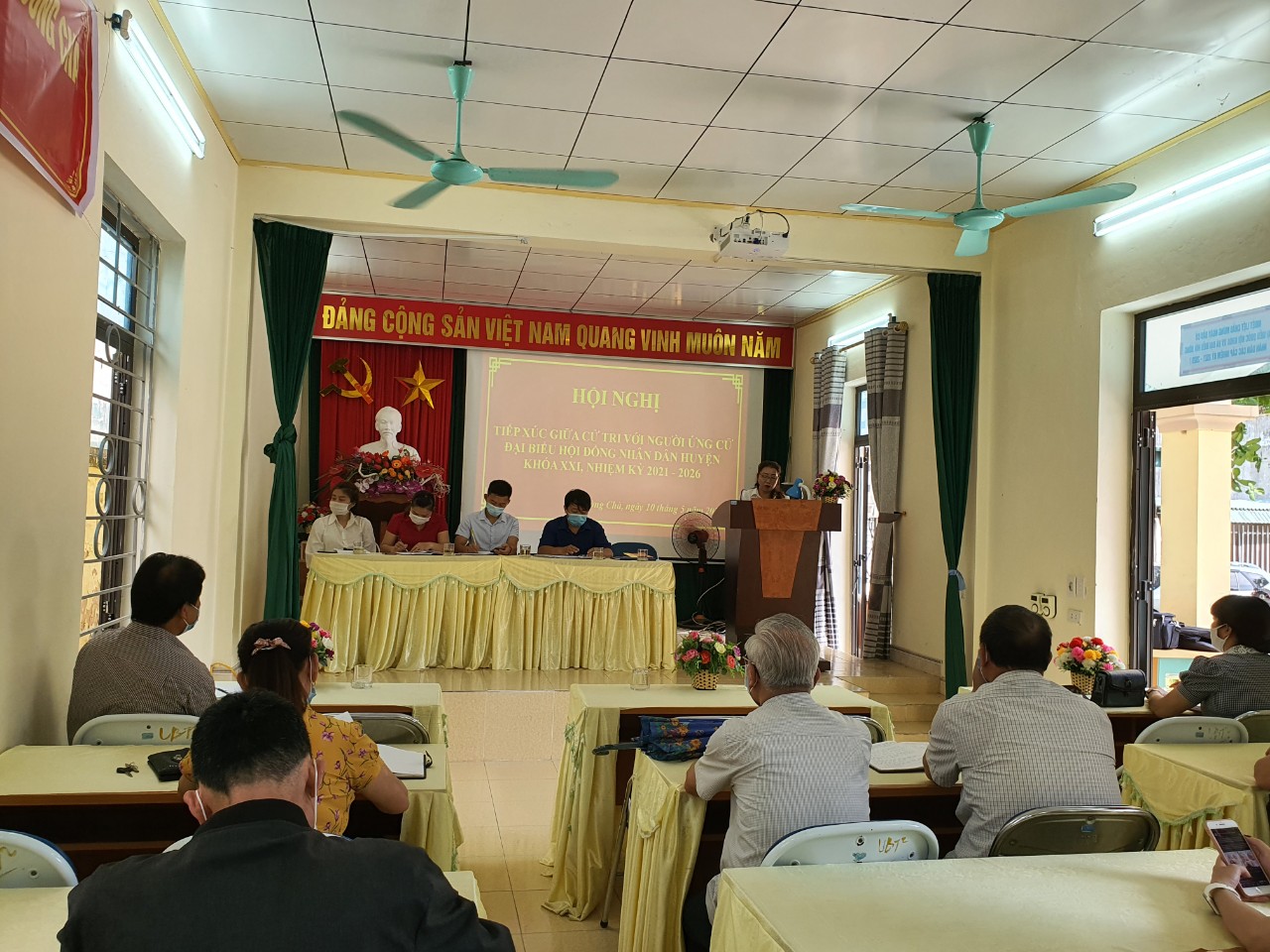 Hội nghị tiếp xúc cử trị tại thị trấn Mường Chà. (Ảnh: KV).