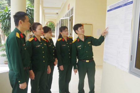 Cán bộ, nhân viên cơ quan Bộ Chỉ huy Quân sự tỉnh Tuyên Quang, Quân khu 2 nghiên cứu lịch trình, thời gian bầu cử. (Ảnh: MT).