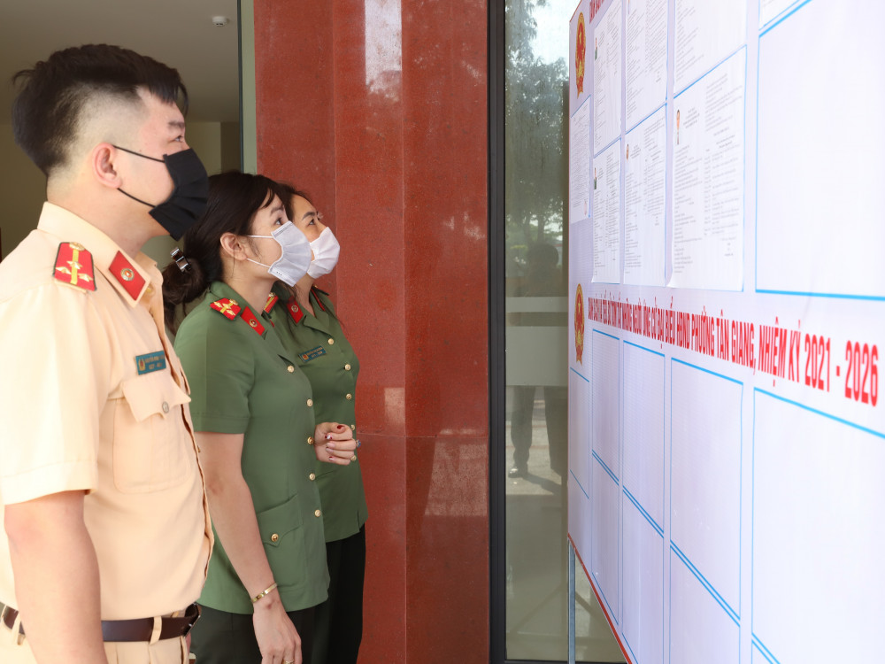 Cán bộ chiến sĩ Công an tỉnh Hà Tĩnh tìm hiểu về quá trình công tác của các đại biểu tham gia ứng cử ĐBQH khóa XV và ứng cử đại biểu HĐND các cấp nhiệm kỳ 2021-2026. (Ảnh: VH).