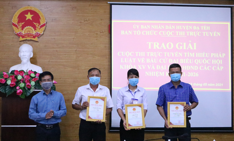 UBND huyện Đạ Tẻh trao giải nhất cho 4 thí sinh tham gia dự thi. (Ảnh: T.Hiền)