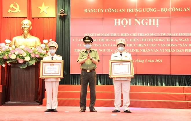 Thừa ủy quyền của Thủ tướng Chính phủ, Bộ trưởng Tô Lâm trao danh hiệu 