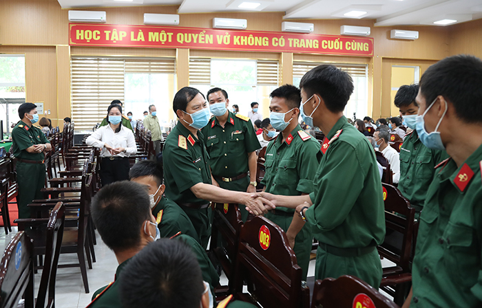 Thứ trưởng Bộ Quốc phòng Nguyễn Tân Cương trao đổi với các đại biểu và cử tri bên lề hội nghị. (Ảnh: Mạnh Hùng)