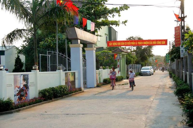 Người dân xã Đào Dương tích cực chỉnh trang đường làng ngõ xóm, hướng về ngày bầu cử. (Ảnh: ĐH).