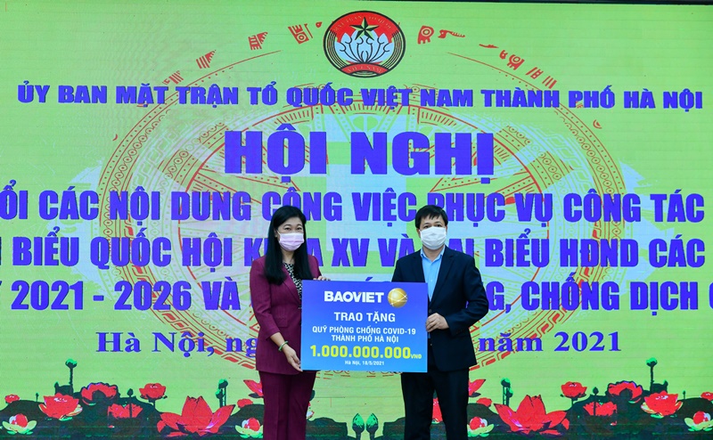 Chủ tịch Ủy ban MTTQ Việt Nam TP Hà Nội Nguyễn Lan Hương tiếp nhận ủng hộ Quỹ phòng, chống COVID-19 của Tập đoàn Bảo Việt.