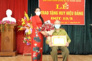 Nhiều địa phương trao Huy hiệu Đảng đợt 19/5