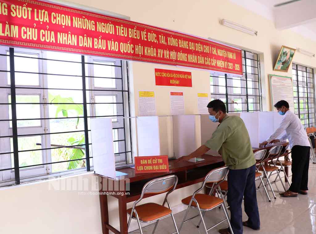 Một điểm bỏ phiếu bầu cử tại xã Khánh Thượng, huyện Yên Mô. Ảnh: Đức Lam