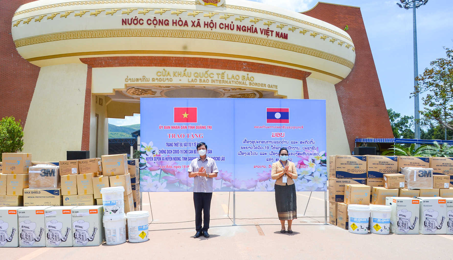 Phó Chủ tịch UBND tỉnh Hoàng Nam và Phó Tỉnh trưởng Savannakhet Ling Thong Xẻng Tà Văn tại lễ trao tặng trang thiết bị, vật tư y tế phòng, chống dịch bệnh COVID-19-Ảnh: L.M