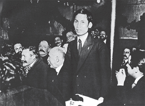 Nguyễn Ái Quốc tại Đại hội toàn quốc Đảng Xã hội Pháp            ở thành phố Tua (Pháp), tháng 12-1920. Ảnh tư liệu