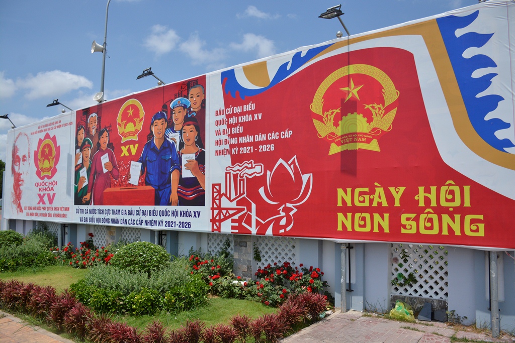 Nhiều panô, khẩu hiệu tuyên truyền bầu cử được đặt tại Trung tâm Hội nghị tỉnh Cà Mau. (ảnh: Nhật Phương)