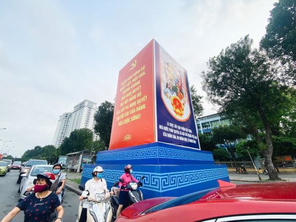 Tấm pano 4 mặt tuyên truyền về bầu cử được đặt tại mặt đường Yên Phụ (Hà Nội). Ảnh: Vũ Huyền