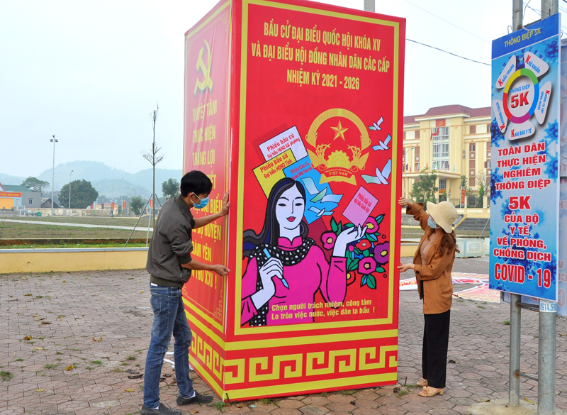 pano, khẩu hiệu tuyên truyền về bầu cử đặt tại thị trấn Tân Yên (Tuyên Quang).  Ảnh: Lý Thịnh