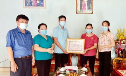 Văn Bàn (Lào Cai) trao Huy hiệu Đảng cho các đảng viên lão thành