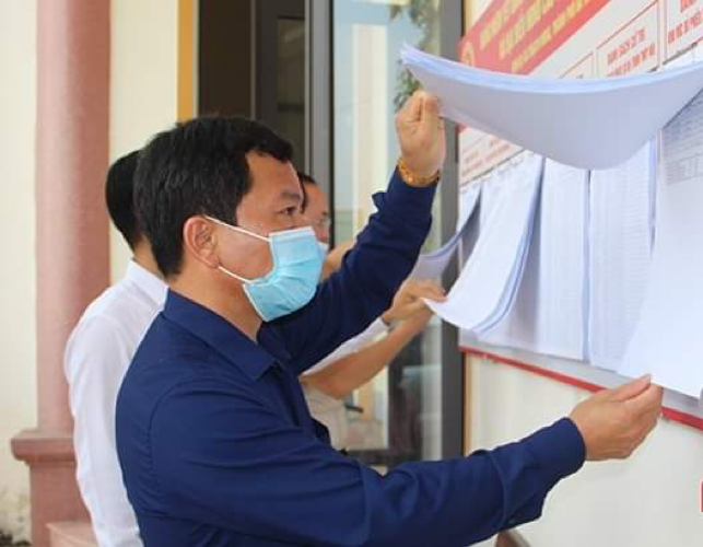 Phó Chủ tịch HĐND tỉnh Trần Văn Kỳ và đoàn giám sát kiểm tra danh sách cử tri tại phường Tân Giang. (Ảnh: Xuân Hoa)