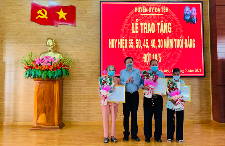 Bí thư Huyện ủy Đạ Tẻh Tôn Thiện Đồng trao Huy hiệu Đảng cho các đảng viên. (Ảnh: Thân Hiền)
