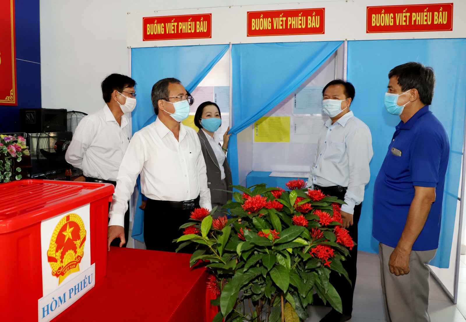 Đồng chí Trần Văn Nam (thứ hai từ trái qua) kiểm tra thực tế tại điểm bầu cử số 9, phường Hiệp Thành, TP.Thủ Dầu Một. Ảnh: QUỐC CHIẾN