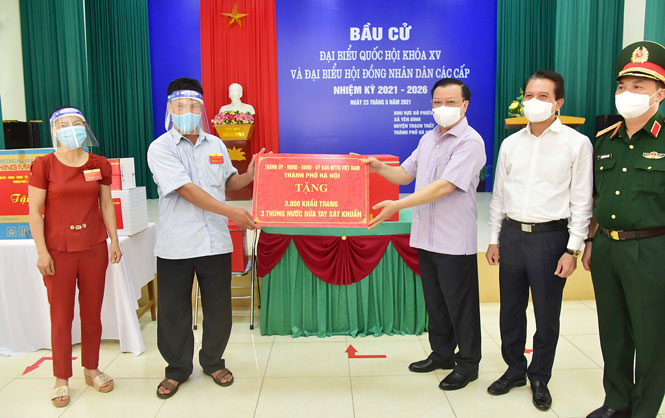 Bí thư Thành ủy Đinh Tiến Dũng trao quà hỗ trợ công tác phòng, chống dịch COVID-19 cho xã Yên Bình (huyện Thạch Thất).