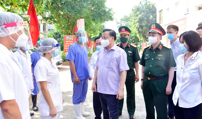 Bí thư Thành ủy Đinh Tiến Dũng thăm, động viên các lực lượng làm nhiệm vụ tại khu cách ly Trung tâm Giáo dục quốc phòng và an ninh (Đại học Quốc gia Hà Nội).