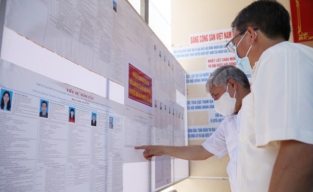 Chủ tịch Uỷ ban Trung ương MTTQ Việt Nam Đỗ Văn Chiến kiểm tra, giám sát niêm yết danh sách đại biểu ứng cử.
