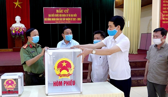 Đồng chí Phùng Quang Huy, Phó Chủ tịch Ủy ban MTTQ tỉnh Yên Bái kiểm tra, giám sát công tác bầu cử tại huyện Trạm Tấu