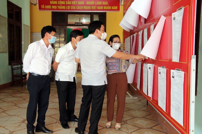Đồng chí Chủ tịch Ủy ban MTTQ VN tỉnh Phạm Thị Hân kiểm tra công tác bầu cử ở huyện Bố Trạch